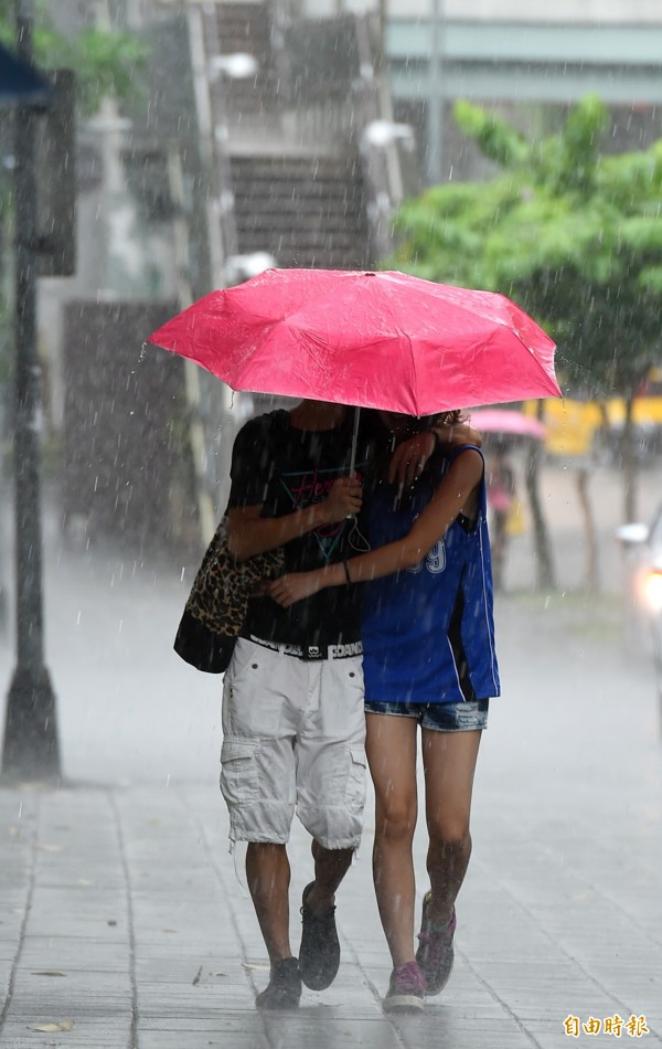 雖全台梅雨鋒面持續減弱中，但西南風又送了一波水氣，稍晚將再次影響中北部地區。（資料照，記者張嘉明攝）