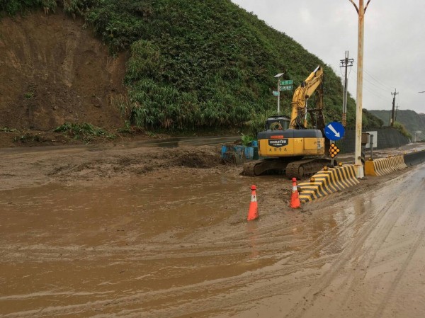 豪雨造成台二線多處道路坍方阻斷，交通部公路總局持續搶修。（圖由公路總局第一區養護工程處提供）