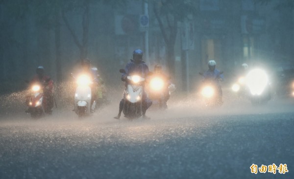 鋒面配合旺盛西南氣流水氣的典型梅雨鋒面，為台灣帶來驚人的雨量。（資料照，記者方賓照攝）