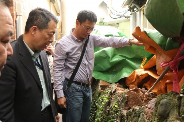 文化部次長楊子葆（左）請文資局儘速協助國定古蹟紅毛城圍牆修復。（文化部提供）