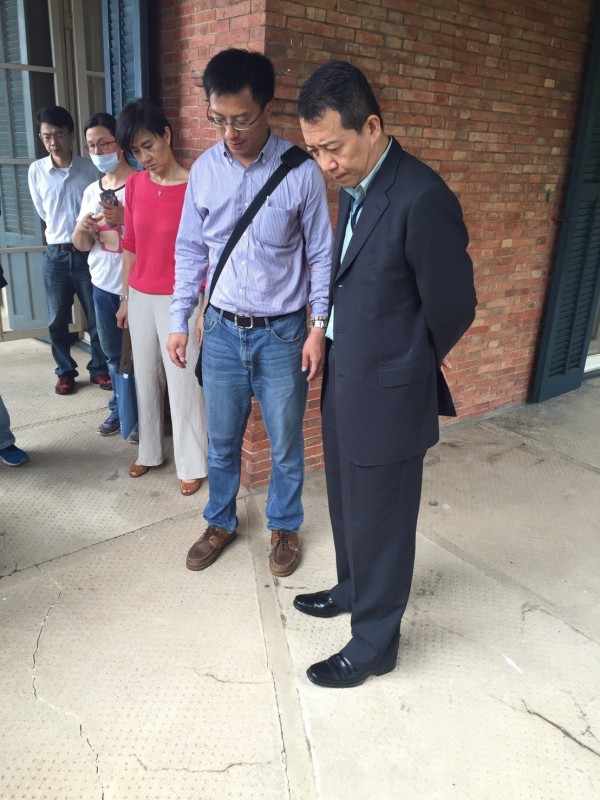 文化部次長楊子葆勘查淡水紅毛城園區地面裂縫情形。（文化部提供）