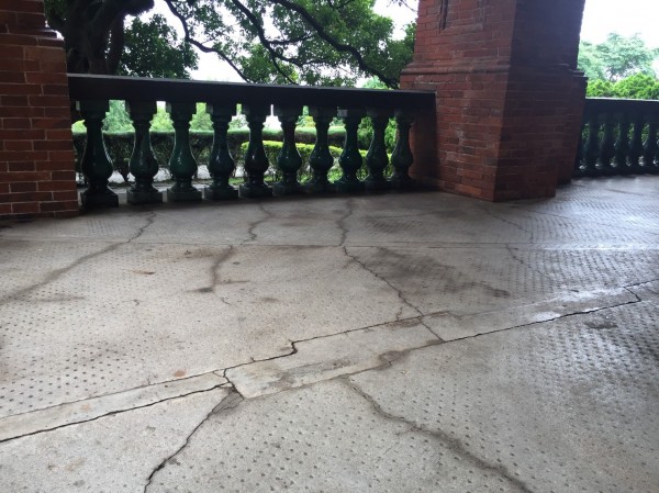 國定古蹟紅毛城內前清英國領事官邸地板裂縫。（文化部提供）