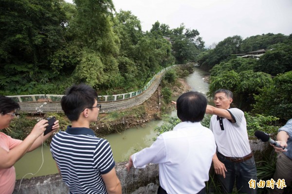 6月2日豪雨造成基隆多處災情，尚仁國小人行步道邊坡滑落，市長林右昌5日下午前往會勘，並公開對災情表示道歉。（記者俞肇福攝）