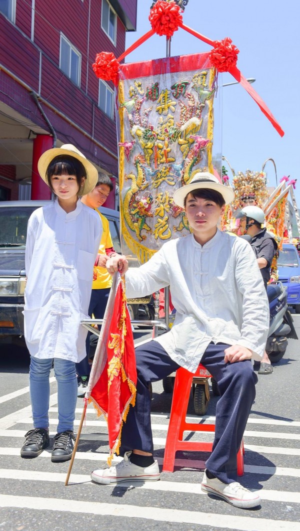 16歲高一生梁鈜傑（右）為傳承傳統文化，號召大家重振頭城超過50年歷史的頂埔集蘭社（頂埔集蘭社提供）