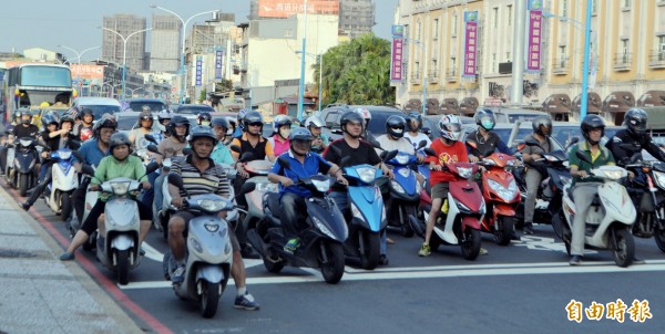 台灣交通安全協會表示，「馬路三寶」會這麼多的原因是，機車駕照的考核制度過於簡單。（資料照，記者李容萍攝）