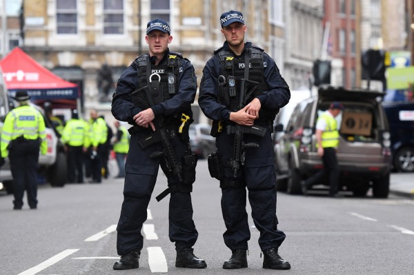 英國倫敦昨天驚傳車輛衝撞行人與割喉攻擊，武裝組織「伊斯蘭國」今天已透過網路傳媒聲稱犯案。（歐新社）