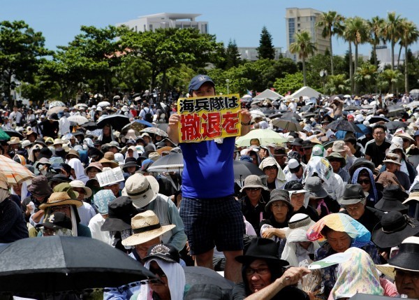 駐日美軍爭議多，圖為日本沖繩當地居民集體要求美軍撤出沖繩。（路透）