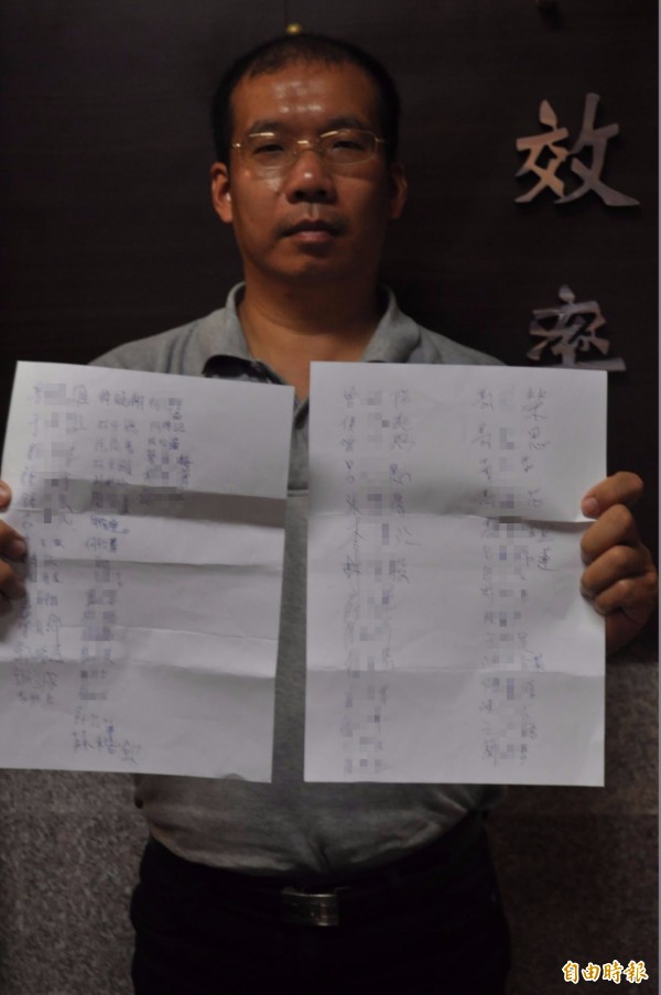 林森國小家長會長何健標提出家長連署書，不服校長吳淑任連任的遴選結果。（記者王善嬿攝）