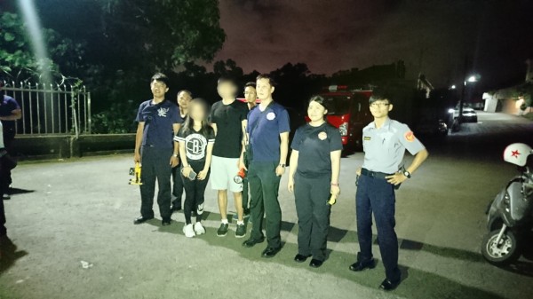游姓男子和馮姓女子獲救後，高興地和奇岩所警員及救難人員合影。（記者陳恩惠翻攝）