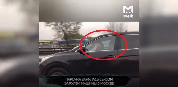 俄羅斯三寶駕駛超狂，在高速公路上邊開車邊做愛。（圖擷自YOUTUBE）