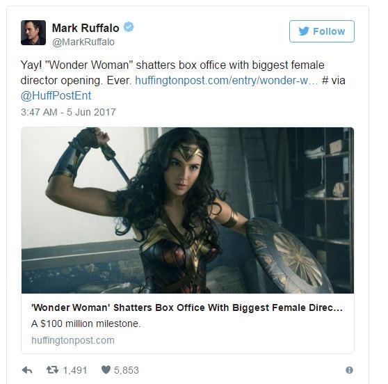 「浩克」馬克魯法洛也轉貼了一篇《神力女超人》票房旗開得勝、成為由女導演所執導的超級英雄片開片票房紀錄冠軍的新聞。（翻攝自馬克魯法洛推特）