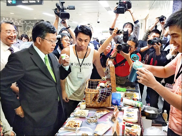 機捷通車百日活動中，桃園市長鄭文燦參觀A8站小農攤位。（記者余瑞仁攝）