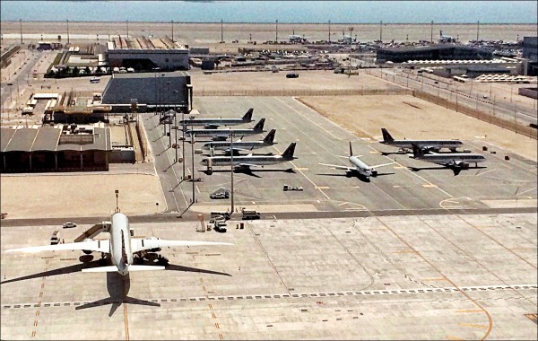 卡達遭沙國等國封鎖，該國客機六日停在杜哈哈馬德國際機場。（美聯社）