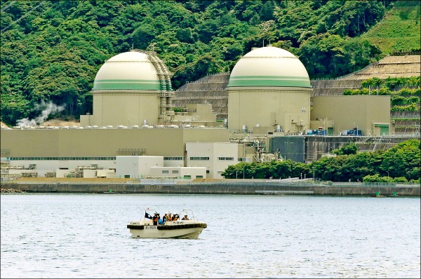 日本福井縣關西電力公司高濱核電廠三號機組（左），六日下午重啟運作，為福島核災後第五座重啟的反應爐。（法新社）