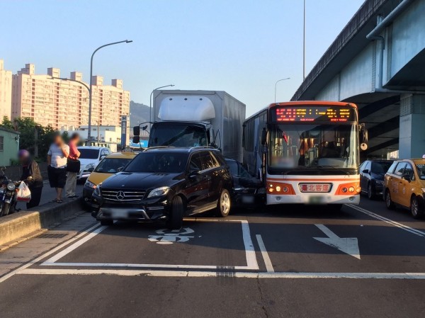 大貨車疑似煞車失靈釀成追撞。（記者曾健銘翻攝）