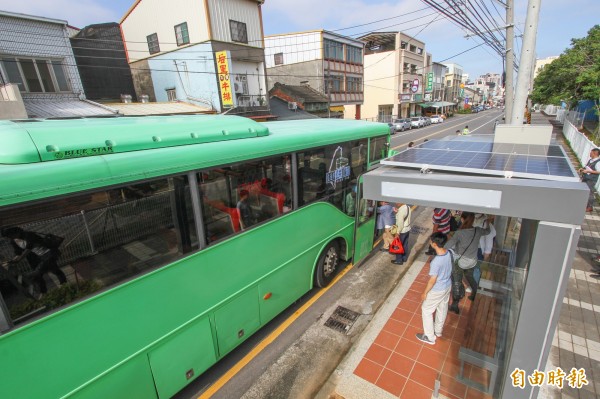 太陽能候車亭在車亭上方加裝太陽能板。（記者張軒哲攝）