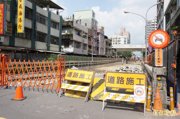 東山路地下道填平工程封路，替代道路車流大增。（記者蔡淑媛攝）                                   