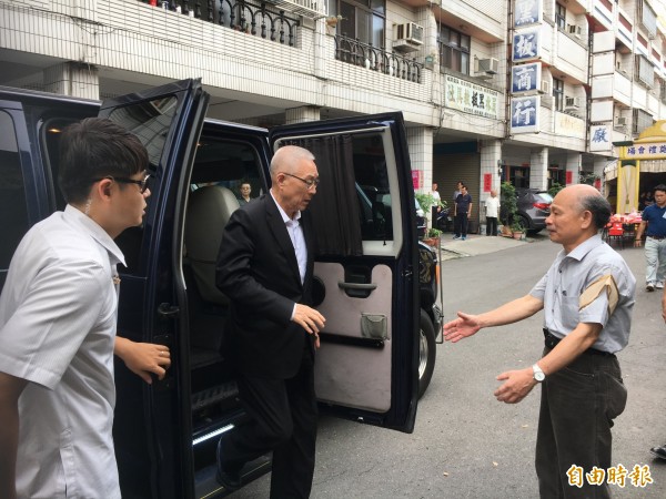 吳敦義開完中常會南下彰化祭拜老黨員。（記者顏宏駿攝）