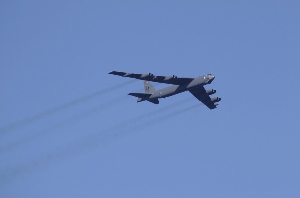 美國B-52遠程戰略轟炸機，日前接近俄羅斯邊境時，遭俄戰機攔截，俄機在旁伴飛監控，直到B-52離開後才返航。（歐新社）