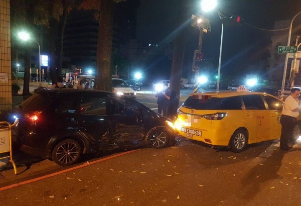 男子酒駕與計程車擦撞，3人受傷就醫。（記者黃良傑翻攝）