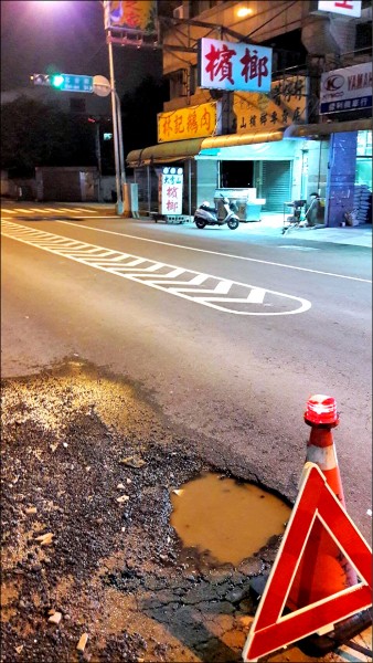 東山路地下道填平工程封路，替代道路車流大增、重車也多，造成地下老舊自來水管頻頻破裂漏水。（記者蔡淑媛翻攝）