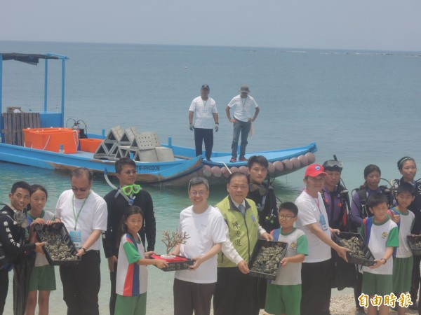 陳建仁將放流物種，交給小朋友，象徵海洋保育世代傳承。（記者劉禹慶攝）