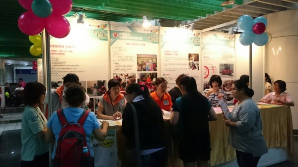 今社會局在台北地下街辦居服員徵才博覽會，希望提高月薪政策能吸引更多人投入長照產業。（社會局提供）
