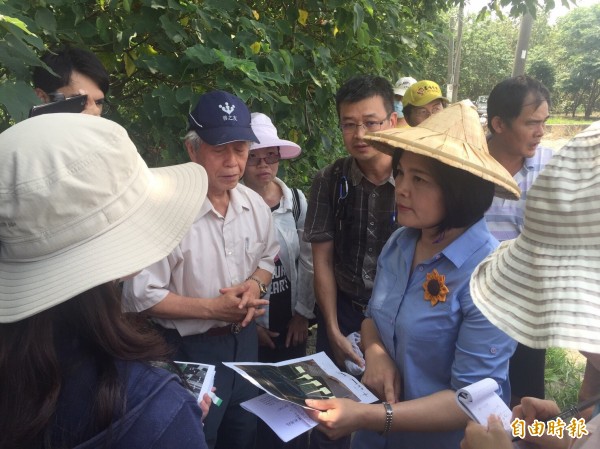 立委張麗善（右1）邀請國有財產署中區分署等官員現勘二崙四番地。（記者廖淑玲攝）