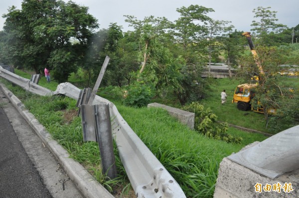 中山高速公路250公里近大林交流道匝道前護欄，因被曳引車衝撞而損毀。（記者王善嬿攝）