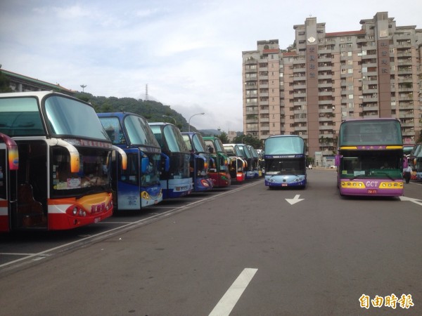 圖為遊覽車示意圖。圖中車輛與本新聞事件無關。（資料照）