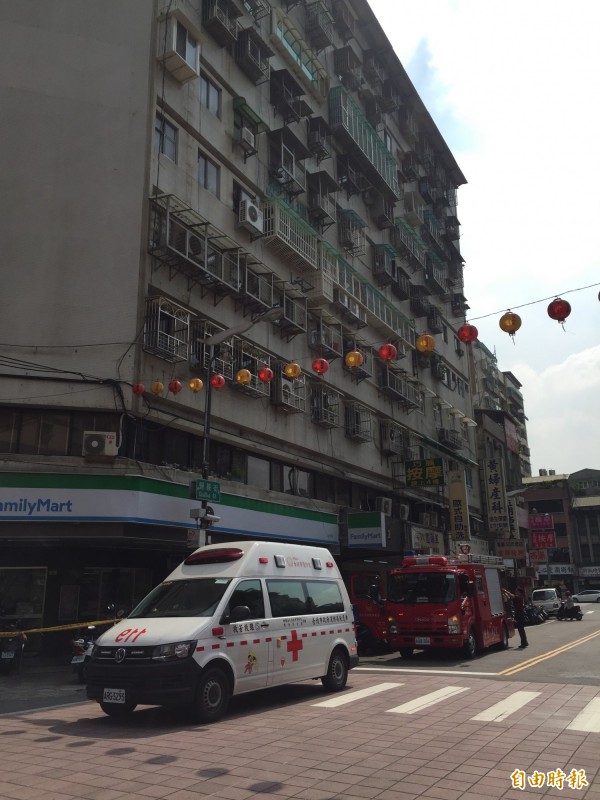 台北市一名罹有躁鬱病症的婦人，驚傳開瓦斯自殺未遂，警消獲報趕抵，將婦人強制就醫，解除警報。（記者陳恩惠攝）