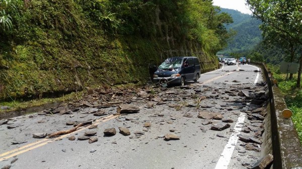 台7甲線6.65公里處今天中午坍方，落石砸毀路過的廂型車。（圖由大同鄉太平村長李銘宜提供）