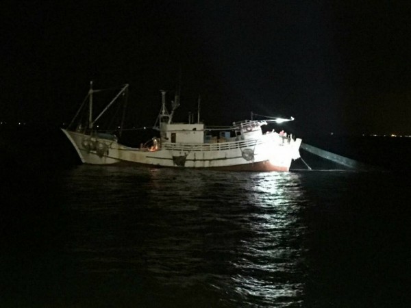 漁船於高雄外海違法拖網。（記者黃旭磊翻攝）