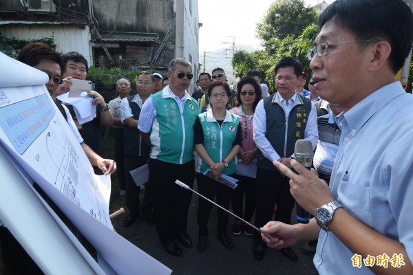 市長林佳龍（右2）與民代到豐原視察道路開闢工程，聽取簡報。（記者李忠憲攝）