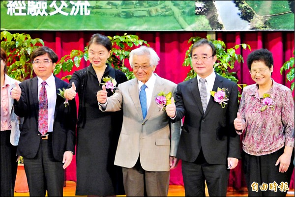 日本里山倡議主要推手中村浩二(右三)，昨受邀到花蓮分享里山精神，強調想再與台灣經驗做連結，盼能激盪更多人與環境永續共生的理念。 （記者王峻祺攝）