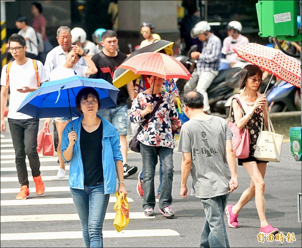 太平洋高壓持續增強，週日前各地白天悶熱，圖為台北街頭。（記者方賓照攝）