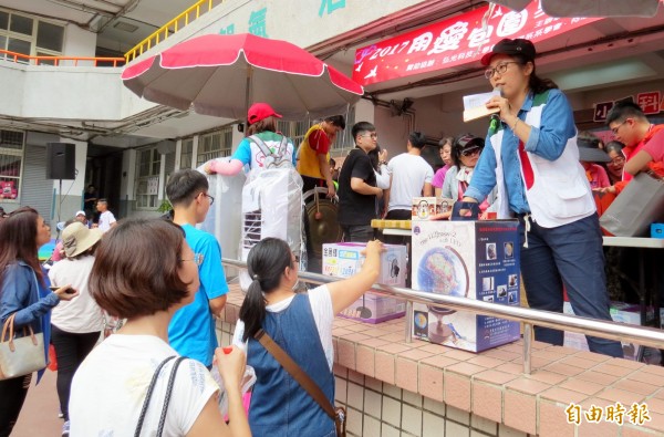 跳蚤市場也有全新家電，吸引不少民眾前來撿便宜。（記者張菁雅攝）