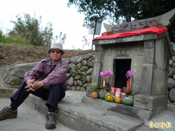 伯公信仰是客家庄重要的人文精神之一,新竹縣台3線駐地工作站今起推出首場展覽,邀請文史工作者吳慶杰以在地石板伯公影像,帶領大家放慢腳步、親近台3線。(記者廖雪茹攝) 伯公信仰是客家庄重要的人文精神之一,新竹縣台3線駐地工作站今起推出首場展覽,邀請文史工作者吳慶杰以在地石板伯公影像,帶領大家放慢腳步、親近台3線。(記者廖雪茹攝)