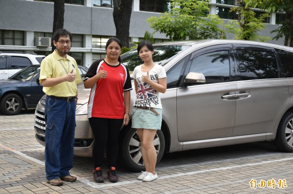 家住大武的排灣族女子葉玟均（中）白天當水電工，晚上開車1百多公里往返大武住處、台東高商讀夜校。（記者黃明堂攝）