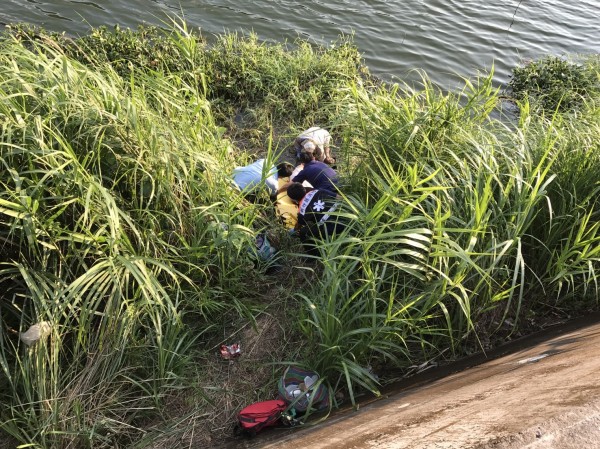 一名7旬男子今天偕同友人前往新竹縣峨眉鄉石井橋附近釣魚，傍晚上岸時疑失足不慎掉落水中，所幸被救起時意識清楚，已由峨眉消防分隊協助送醫。（記者廖雪茹翻攝）