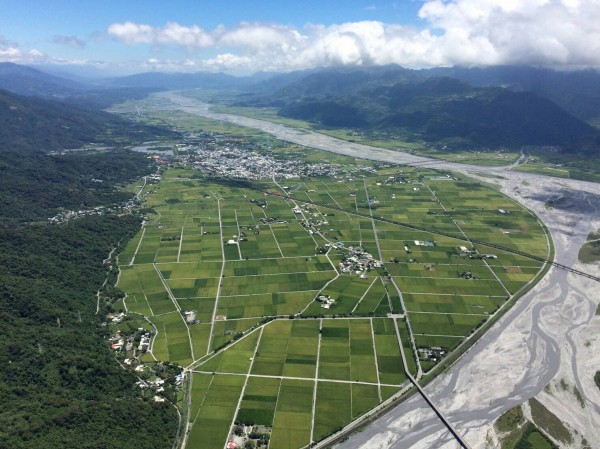 齊柏林隨行的助理攝影陳冠齊同樣未能倖免，他今天出發前拍攝花東縱谷美景跟家人分享。（家屬提供）