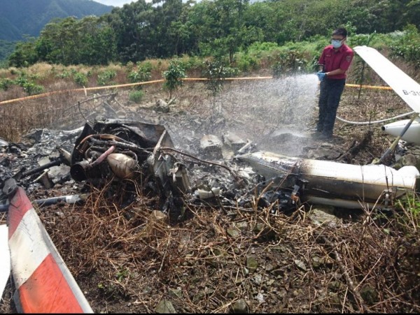 載有台灣知名紀錄片導演齊柏林的凌天航空直升機今發生墜毀意外，機上3人全部罹難。（花蓮縣消防局提供）