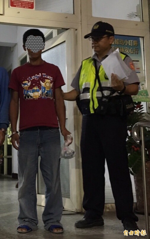 蔡姓男子（左）涉嫌騎車行搶婦人，昨遭移送法辦。（記者陳燦坤翻攝）
