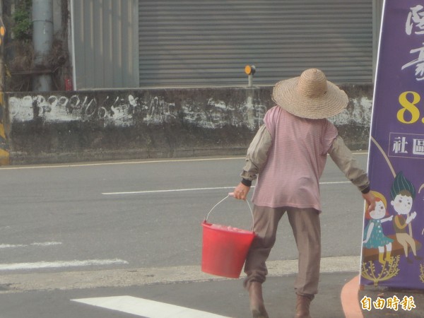 新竹縣警方提醒，長者儘量利用白天出門，或是穿著醒目來保護自己，通過馬路更要小心。（記者廖雪茹攝）