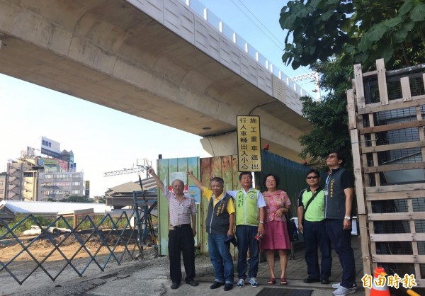 鐵路高架產生的噪音干擾沿線住戶，民眾要求還他們安寧的居住環境。（記者黃鐘山攝）