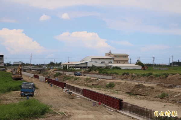 鹽水大排整治因挖到文化遺址影響工程進度，因應一波波鋒面，南市水利局兼顧文資保存與整治，汛期已加強各項補強措施，以順利因應鋒面可能帶來的豪雨。（記者王涵平攝）