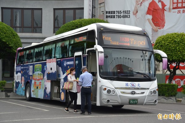 屏東縣勞工處與勞動部針對國光客運屏東站進行專案勞檢。（記者侯承旭攝）