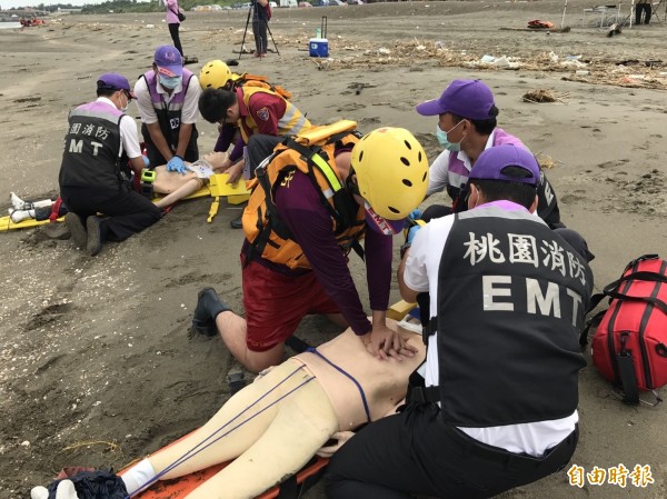 桃園市政府消防局第二救災救護大隊在永安漁港南岸舉辦防溺救生演練。（記者周敏鴻攝）