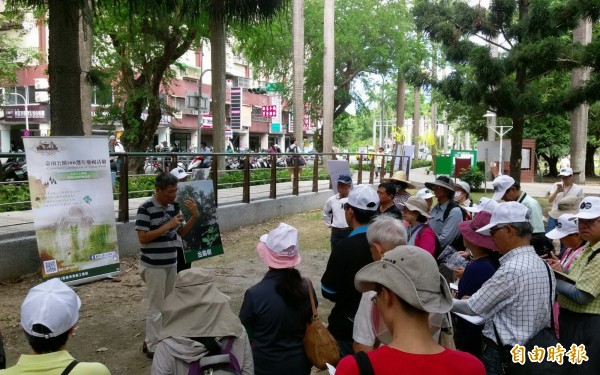 台南公園舉行公園歷史與生態的走讀活動， 帶領民眾走訪公園內的金龜樹等五種大樹。 （記者蔡文居攝）