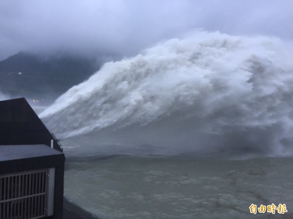 超強豪雨不容小覷，石門水庫持續進行調節性放水。（記者李容萍攝）